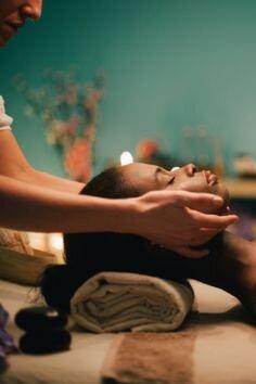 Massage Panggilan Batam (Putri SPA). Setiap orang membutuhkan waktu untuk beristirahat dari rutinitas yang padat, termasuk Anda yang tinggal atau sedang berada di Batam. Putri Spa hadir untuk memberikan kenyamanan dan relaksasi tanpa harus keluar rumah. Dengan layanan pijat profesional yang bisa dipesan kapan